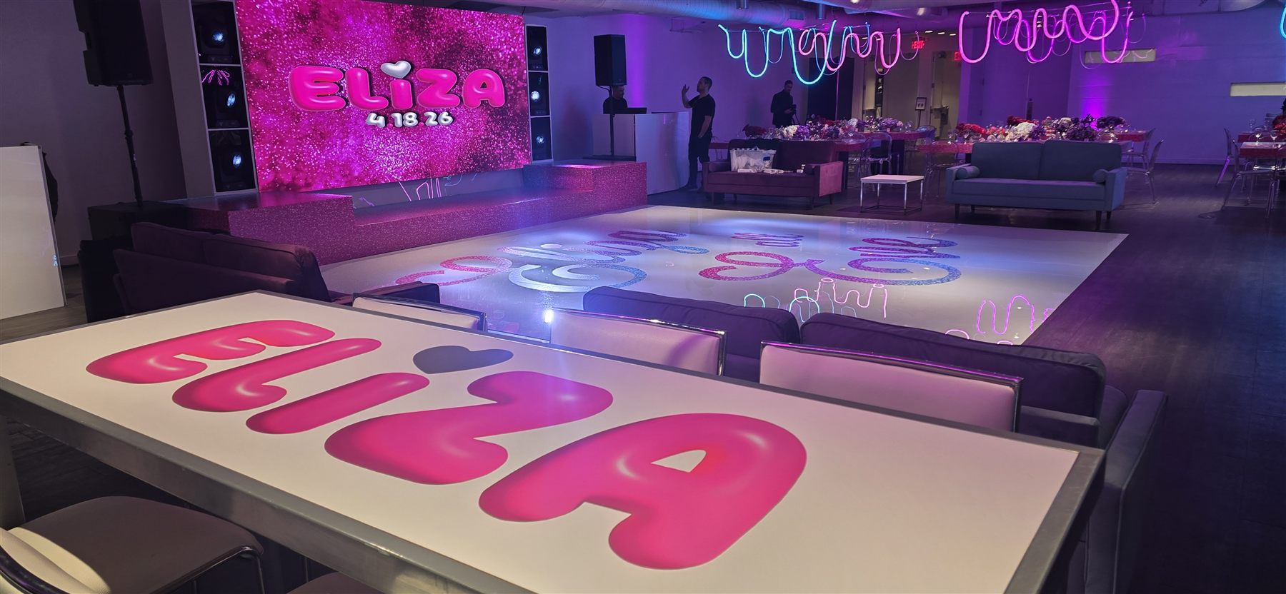 Custom-printed table nameplate by Adicora