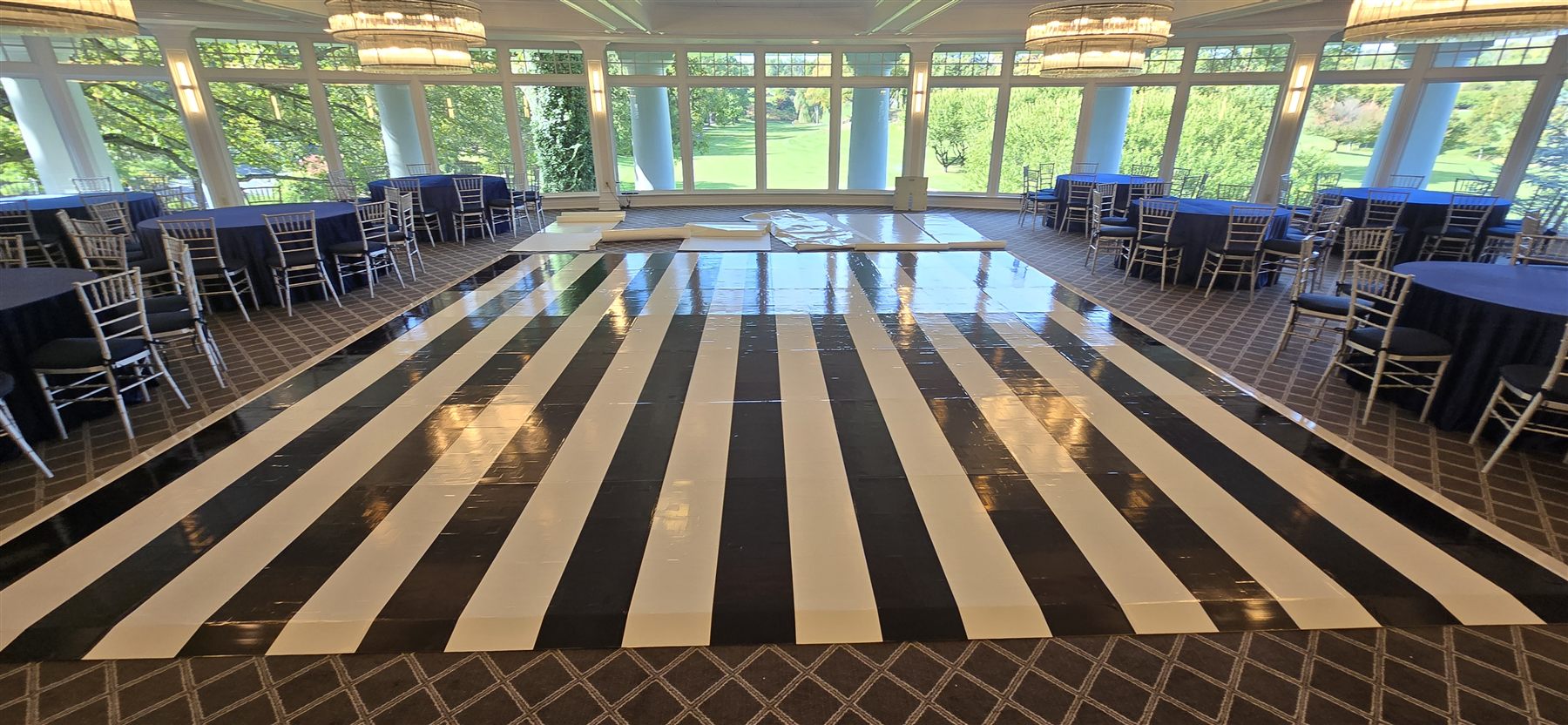 Custom-printed striped dance floor by Adicora